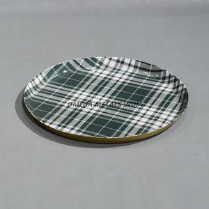 Elegante bandeja redonda para servir en Diseño a cuadros verdes y blancos, Perfecta para servir aperitivos y agregar un toque de encanto rústico - Product Image 3