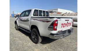 Hilux 2023-2024 4X4 Gasolina, Transmisión Automática, Asientos de Cuero, Volante a la Izquierda, Techo Panorámico, Portaequipajes de Aluminio, Usado - Product Image 3