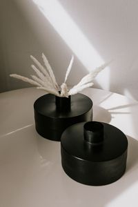 Florero de metal de estilo costero de inspiración antigua Detalles clásicos de hierro con acabado elegante Decoración DE BODA vintage tradicional - Product Image 2