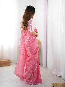 Frente y parte posterior ambos lados trabajo Gold Crush Fabric Beautiful Sequence Work Kitty Party Special Saris de seda de alta calidad al por mayor - Product Image 4