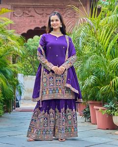 Ensemble tendance en pure soie de chinon avec fond en coton uni brodé de fil à paillettes et dupatta assorti pour une mode ethnique festive - Product Image 1