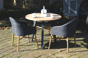 Silla de comedor de jardín moderna Dora de madera de teca maciza y ratán tejido sintético con acabado de carbón. - Product Image 2