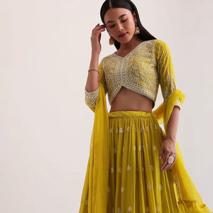 Lehenga en georgette semi-cousu avec broderie de fils de sequins, associé à un choli et un dupatta en georgette, confectionné sur mesure - Product Image 1