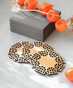 Posavasos de nogal Jodhpuri Inc Posavasos de madera redondos para bebidas tulipán Hecho a mano Art Deco Accesorios de decoración de mesa - Product Image 1