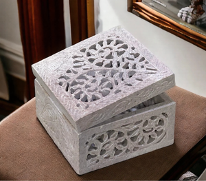 Boîte à bijoux en pierre savonneuse sculptée à la main, complexe et détaillée, pour un usage de petite taille. - Product Image 1