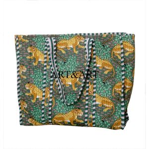 Sac fourre-tout matelassé en coton imprimé floral jungle bohème pour femme, par un designer indien, idéal pour les vacances d'hiver et d'été - Product Image 2