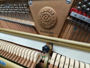 Piano droit Kawai KL32BF rouge bordeaux de haute qualité, d'occasion, fabriqué au Japon, vente en gros, taille compacte avec son riche, original du Japon - Product Image 4