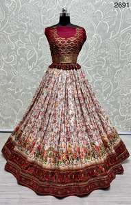 Hermoso Lehenga Choli y Pure Bandhani Dupatta con espejo de mano y trabajo Khatali - Product Image 2