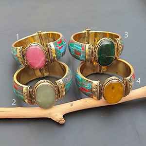 Bracelet en résine de bois multicolore pour femmes et filles Bijoux en laiton élégants pour un usage quotidien - Product Image 1