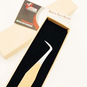 Pinzas de extensión de pestañas de volumen de bota delgada profesional de 90 grados personalizadas Punta puntiaguda de acero inoxidable sostenible Etiqueta privada - Product Image 1