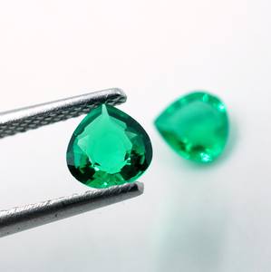 Paire de pierres précieuses émeraude colombienne de culture, pierres facettées en forme de cœur de 0,75 ct - Product Image 4