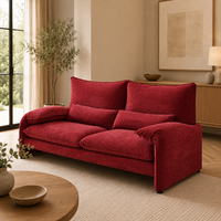 Canapé deux places moderne et écologique en tissu rouge avec coussins moelleux et accoudoirs arrondis pour appartement et hôtel