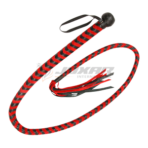 Fouet de taureau en cuir tressé idéal pour les reconstitutions déguisement utilisation performances de craquage cascades de cowboy ou accessoires d'affichage à vendre - Product Image 1