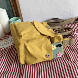 Bolso de cuero minimalista moderno para mujer con silueta elegante y textura pulida - Product Image 5