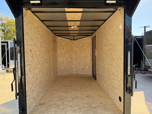 Remorque fermée/cargo 7x16 à nez en V, prête à être expédiée, 3500 lb, double essieux avec freins électriques, pack Blackout ! Pack Spoiler! - Product Image 6