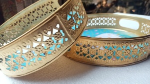 Bandejas apiladas de metal redondas temáticas de vaca encantadoras hechas a medida Decoración rústica de granja. Ideal para servir aperitivos y regalar - Product Image 3