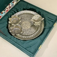 Ensemble de thali en argent plaqué avec un élégant coffret cadeau imprimé