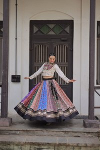 Lehenga Choli de Algodón Musulmán con Estampado Digital, Especial para Navratri, con Bordado de Espejo Real, Borde de Encaje Gota Patti, Dupatta Reversible para Fiesta - Product Image 2