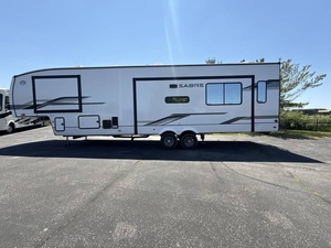 Prêt à être expédié : Camping-car FOorest River Sabre 33RLP d'occasion 2025 - Classe luxe pour voyages en camping-car - Livraison mondiale - Product Image 4