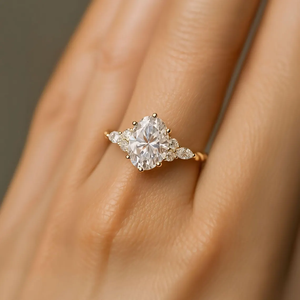 Anillo de Compromiso de Oro Puro de 14K con Diamante de Laboratorio para Mujer, Corte Ovalado de 1 Quilate con Piedra Lateral, Banda Trenzada, Anillo de Promesa de Aniversario - Product Image 3