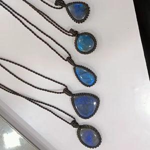 Colliers perlés de qualité AAA - Matériel en laiton avec cristaux naturels assortis, pendentifs en macramé, pierres précieuses de formes variées, vente en gros - Product Image 3