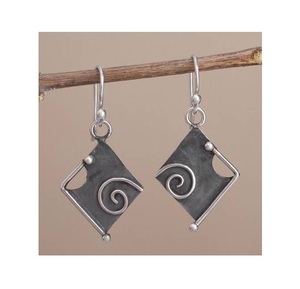 Pendientes de metal texturizado con formas asimétricas abstractas adecuados para la estética de la moda moderna y contemporánea - Product Image 5