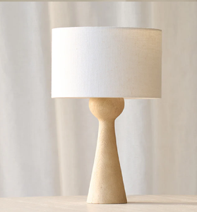 Lampe de table texturée dorée glamour pour votre table de chevet. Finition brillante, disponible à prix de gros. - Product Image 3