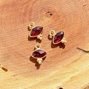 Petit pendentif en quartz grenat - Forme marquise avec trois pierres de charme en serti de bélière pour cadeau de Noël - Product Image 3