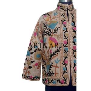 Veste courte en coton floral matelassée Suzani brodée bohème faite à la main Vêtements pour femmes - Product Image 2