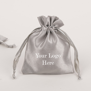 Sac cadeau en satin gris léger fait à la main en Inde avec logo personnalisé, 3x4 pouces, cordon de serrage, élégant, pour bijoux de voyage - Product Image 3