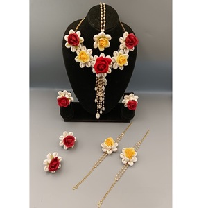 Conjunto de joyas florales hechas a mano para damas de honor y ceremonias de boda Colorido Haldi Mehndi Conjunto de joyas Diseño de flores para niñas - Product Image 1