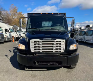Venta al por mayor de camiones Freightliner M2 106 de plataforma plana de 24 pies, usados, de 2015 a 2018, con transmisión automática de 6,9 velocidades y puerta trasera elevable, listos para exportar. - Product Image 1