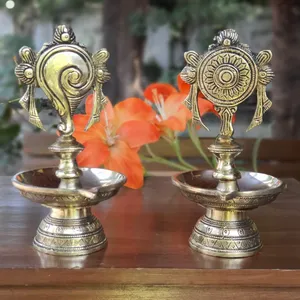 Lámpara de Aceite Diya de Latón con Acabado Antiguo de la Mejor Calidad, con Diseño Tradicional para Mandir Pooja y Decoración Espiritual, para Venta de Exportación - Product Image 5