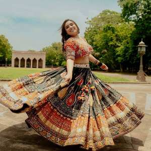 SERIE ALC PRESENTANDO NUEVA TENDENCIA NAVRATRI ESPECIAL CHANIYA CHOLI DETALLES DE TELA LEHENGA TELA PESADA MUSELINA ALGODÓN TRABAJO - Product Image 3