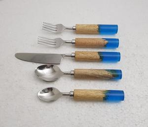 Ensemble de couverts de luxe les plus vendus en Amérique Nouvelle cuillère en acier inoxydable à manche en bois de résine Couverts de table plaqués pour la fête Ménage - Product Image 3