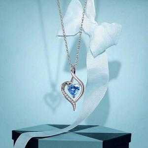 Collier Jeulia personnalisé en or plaqué or avec ruban torsadé et double cœur en moissanite - Product Image 4