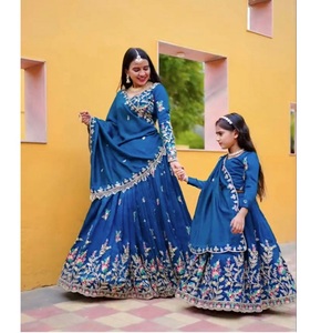Venta al por mayor acabado superior elegante madre-hija Combo Lehenga Choli con bordado de codificación de hilo de trabajo para ocasiones especiales - Product Image 1