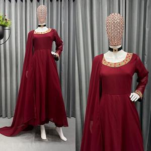 Costume indien en Georgette Anarkali de qualité supérieure avec ensemble de robes de travail à la main pour filles à la vente en gros de robes Bollywood - Product Image 3