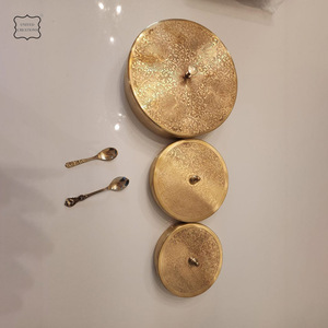 กล่องมาซาลาทองเหลืองคุณภาพสูงดีไซน์ใหม่ใส่เครื่องเทศโลหะเจ็ดช่องที่เก็บสมุนไพรและเครื่องเทศสำหรับห้องครัว - Product Image 4