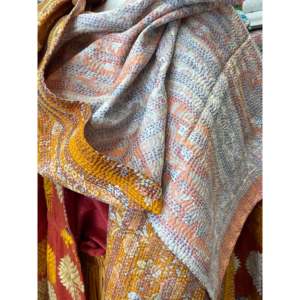 Écharpe en soie Kantha élégante pour l'automne, en jersey de coton respirant et doux, avec motif floral dessiné à la main, hijab - Product Image 4