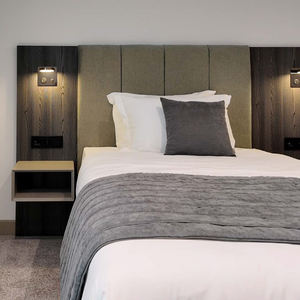 Juego de muebles modernos para habitación de hotel, cama doble tapizada de madera con panel de pared de cabecero e iluminación integrada para mesita de noche - Product Image 4