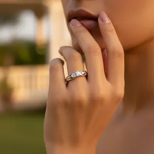 Anillo de Plata con Tres Diamantes para Mujer, Elegante Producto de Regalo - Product Image 1