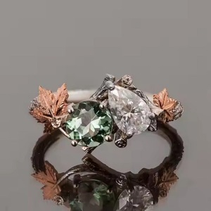 Bague en or rose Bague de fiançailles à deux brindilles et feuilles d'érable avec diamant de laboratoire en forme de poire et tourmaline verte à la menthe - Product Image 1