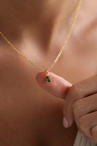 Collar de Plata de Ley 925 Chapado en Oro de 14K con Pequeño Colgante de Piedra de Nacimiento, Mini Collar de Esmeralda del Mes de Nacimiento, Regalo - Product Image 5