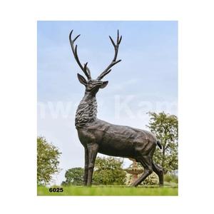 Sculpture de cerf de jardin en fonte robuste de haute qualité avec finition en or brossé pour décor de parc de patio de jardin de cour - Product Image 5