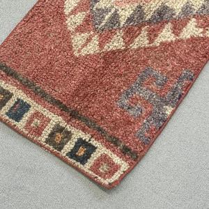 Petit tapis turc 1,3x3,3 pi (40x100 cm), tapis persan en laine rouge vintage - Product Image 4