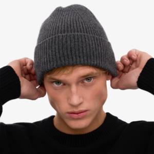 Vente en gros de bonnets décontractés unisexes unisexes de marque de luxe de haute qualité avec logo personnalisé en acrylique uni pour l'hiver bonnet en peluche respirant et imperméable - Product Image 3