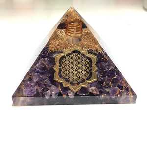Prix de gros Améthyste naturelle Pyramides d'orgone Pierres de guérison en cristal poli pour la décoration de la maison et du bureau Orgonite Chakra d'amour - Product Image 4