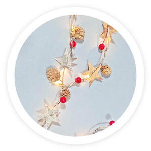 Luci a stringa a LED da 1,8 m con stelle, pigne e bacche rosse, luce calda, alimentate a batteria (GSC 204690032) - Product Image 1