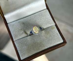 Anillo de Compromiso Fino de Plata de Ley 925 con Baño de Rodio y Diamantes, con Ópalo Etíope Facetado Natural y Zafiro Azul - Product Image 4